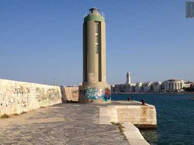 La via costeggia la muraglia di Bari Vecchia, fino a incontrare il Fortino Sant�Antonio di fronte al quale si staglia l�omonimo molo che ospita da una quindicina di anni il mercato del pesce